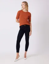 Jean modelo skinny de la marca DJeans, color azul oscuro. Presenta un diseño de tiro medio con cierre frontal y botón, además de bolsillos funcionales tanto en la parte delantera como en la trasera.