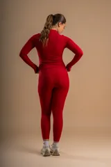 Campera deportiva roja con cierre frontal, cuello alto y bolsillos laterales.