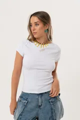 Remera blanca de morley, tejido suave y elastizado, con calce al cuerpo y cuello redondo. Presenta un bordado sutil de un pez en el frente.