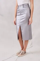 Falda midi plateada de corte recto, con abertura frontal y bolsillos delanteros.