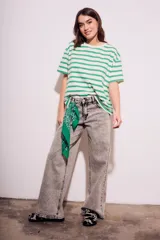 Remera de algodón peinado a rayas horizontales verdes y blancas, de corte recto y mangas cortas.