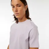 Remera lila de algod
ón con cuello redondo y mangas cortas.