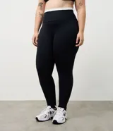 Pantalón legging deportivo color marrón con cintura alta en contraste color blanco. Confeccionado en tejido de poliamida y elastano, de ajuste ceñido al cuerpo.