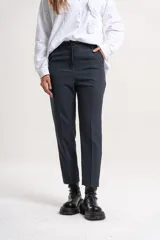 Pantalon sastrero de corte recto y tiro medio, con bolsillos laterales y cierre frontal con boton.