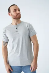 Remera gris de hombre con cuello redondo y manga corta.