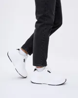 Championes urbanos de diseño moderno, color negro con suela de plataforma blanca. Presentan cordones al tono y una estructura robusta con acabado en cuero sintético.