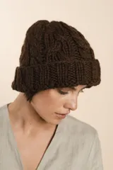 Gorro tejido a mano con diseño de ochos, color marrón y blanco jaspeado.