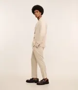 Saco de traje masculino confeccionado en mezcla de lino y viscosa, con cierre frontal de dos botones, bolsillos laterales con solapa y medio forro interior.