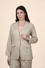 Blazer de lino y viscosa color beige, de calce relajado, con solapa clásica, cierre de un botón frontal y bolsillos con solapa en la parte delantera.