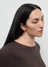 Camiseta de manga larga y corte entallado, con cuello barco, confeccionada en una mezcla de poliéster, viscosa y elastano.