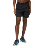 Short deportivo New Balance Accelerate de 7 pulgadas, color negro, con cintura elástica y logo reflectante en el lateral. Confeccionado en tejido ligero de secado rápido con tecnología NB DRY, incluye bolsillos laterales y forro interior para mayor confort.