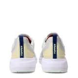 Championes deportivos Topper modelo Stance 6, en tonos gris claro y beige. Presentan un diseño de malla transpirable, cordones al tono con detalles en amarillo, y una suela blanca con refuerzo en la puntera.