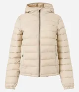 Campera ultra leve Blue Steel, confeccionada en poliamida, con diseño de gajos, capucha, cierre frontal por cremallera, bolsillos laterales con botones y elástico en los puños.