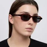 Lentes de sol con montura rectangular de diseño clásico en estampado carey marrón y cristales polarizados en color negro. Ofrecen protección UV400 categoría 3 y cuentan con recubrimiento antiscratch y superhydrophobic.