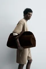 Bermuda de algodón color beige claro, corte relajado (relaxed fit), con cintura elástica ajustable mediante cordón y bolsillos laterales y trasero de plastrón.