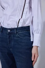 Pantalón de jean con efecto lavado ácido en tono marrón oscuro, de corte recto y tiro medio.