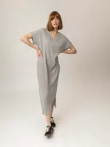 Vestido midi negro de punto acanalado, con escote en V y mangas cortas con dobladillo.