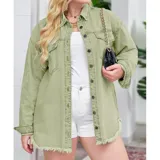 Campera tipo sobrecamisa de jean en color naranja, con corte oversize, cuello italiano, cierre frontal con botones metálicos y ruedo deshilachado. Cuenta con bolsillos frontales con solapa y mangas largas.