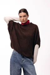 Sweater de tejido de punto grueso con textura, de silueta amplia y relajada con mangas 3/4.