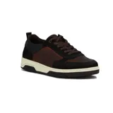 Zapato acordonado de cuero color marrón, con detalles en negro y suela blanca.