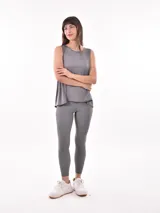 Musculosa deportiva de mujer color verde militar, con cuello redondo y diseño holgado.
