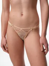 Colaless de encaje color nude con tiras finas elásticas y pequeños moños decorativos en los laterales.