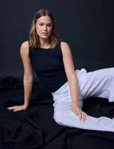 Pantalón wide leg blanco de lino, marca Zac & Rachel, con pretina ancha elastizada con lazo de ajuste, bolsillos inclinados delanteros y bolsillo lateral.