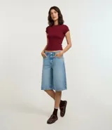 Blusa básica de mujer marca Blue Steel, confeccionada en tejido rib de algodón con elastano. Presenta un diseño ajustado al cuerpo, cuello redondo y mangas cortas.