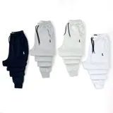 Pantalón de jogging gris melange con puños elásticos en los tobillos, cintura elástica con cordón ajustable y bolsillos laterales.