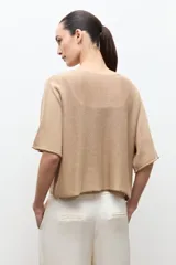 Sweater oversized de punto color verde, con escote en V y mangas cortas holgadas.