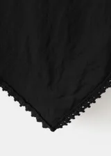 Falda midi negra de tiro medio, con diseño evasé y corte asimétrico.