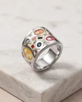 Anillo ancho de acero con diseño texturizado, esmalte multicolor y detalles en nácar.
