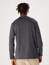 Camiseta blanca de algodón de manga larga y cuello redondo.