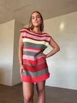 Vestido corto de tejido de punto con diseño de rayas horizontales en tonos coral, rosa, amarillo y verde militar, de corte recto, sin mangas y con cuello redondo.