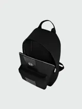 Mochila negra de lona con efecto cocodrilo, logo metálico plateado y bolsillo frontal.