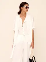 Camisa blanca de lino de manga corta con un bolsillo en el pecho.