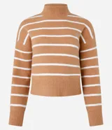 Suéter de punto pesado con diseño a rayas horizontales blancas sobre fondo azul marino. Presenta cuello alto, sisa caída, puños y bajo acanalados, y un pequeño corazón rojo bordado en el pecho.