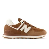 Championes urbanos New Balance modelo WL574NA, color marrón con detalles en blanco, confeccionados en gamuza y malla, con logo "N" característico en los laterales y entresuela ENCAP.
