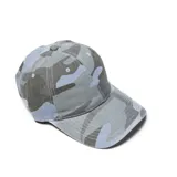 Gorro tipo cap con visera curva y diseño estampado de camuflaje en tonos azules y grises.