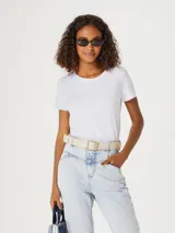 Remera verde claro de algodón, de corte clásico y mangas cortas.