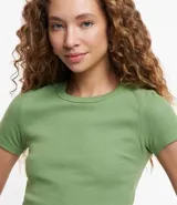 Blusa verde de algodón acanalado con cuello redondo y mangas cortas.