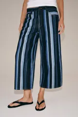 Jeans culotte de tiro medio ZW Collection con estampado de rayas verticales en tonos azules, celestes y negros. Cuenta con diseño de cinco bolsillos y cierre frontal con cremallera y botón.