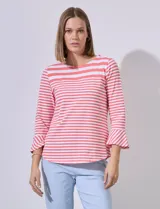 Remera de algodón con estampado de rayas horizontales en color rojo y blanco, cuello redondo y mangas tres cuartos con terminación acampanada.