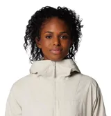 Chaqueta impermeable Columbia modelo Sweet Creek II Lined, color beige claro, con capucha, cierre frontal, cintura ajustable con cordón y bolsillos frontales. Cuenta con forro polar interior y tecnología Omni-Tech para mayor protección contra la humedad.