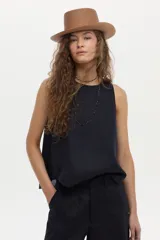 Musculosa de lino color azul marino, de corte recto y escote redondo.