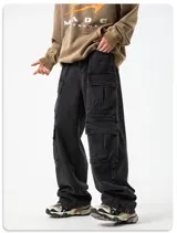 Pantalón de jean azul claro lavado, de corte ancho y holgado (oversize), con múltiples bolsillos cargo en los laterales.