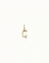 Dije pequeño con forma de letra G, bañado en oro de 18k, con argolla superior para colgar.