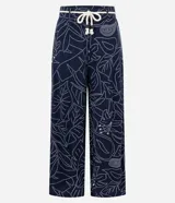 Pantalón recto de viscosa color azul marino con estampado lineal de follaje en blanco. Posee talle alto con trabillas y se ajusta con un cinturón de cuerda blanco. El pantalón es de corte cropped.