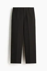 Pantalón de corte relajado color negro, con cintura elástica, cierre frontal con botón y cordón de ajuste oculto. Presenta piernas con raya marcada, bolsillos laterales al bies y bolsillos traseros ribeteados con botón.