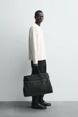 Camiseta de manga larga con corte relajado, confeccionada en tejido compacto de algodón. Presenta cuello redondo acabado en rib y detalle de costura central en la espalda.